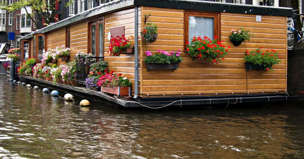 5 floating homes around the world