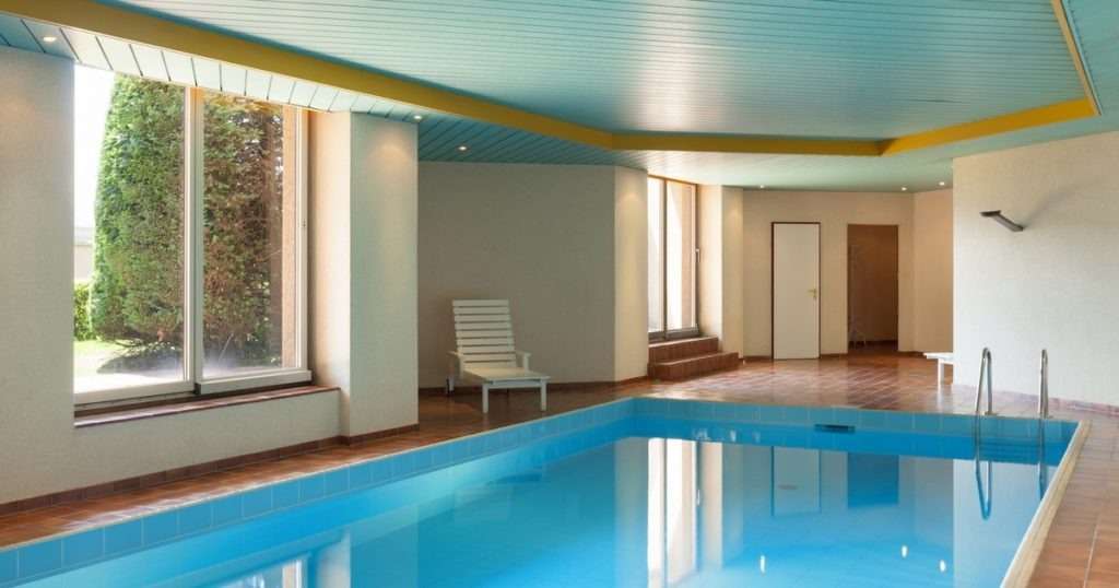 Swimming-pool-in-a-corner-of-the-house