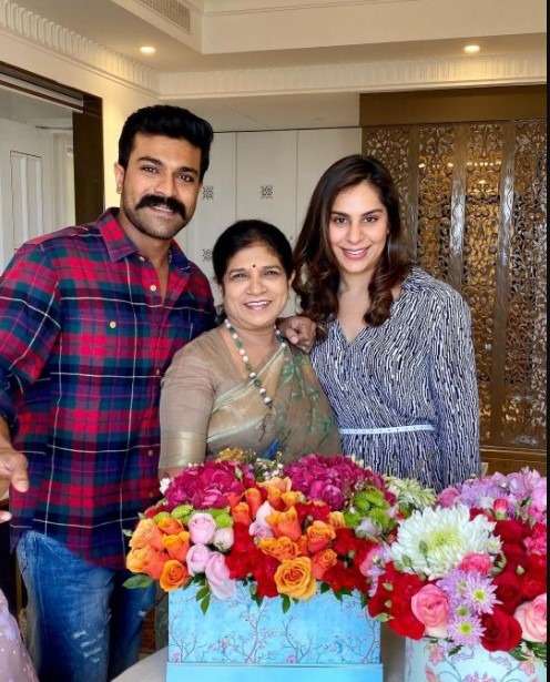 Ram-Charan-with-family